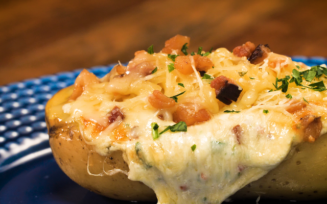 Batata recheada com linguiça calabresa