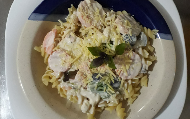 Macarrão com legumes e molho branco