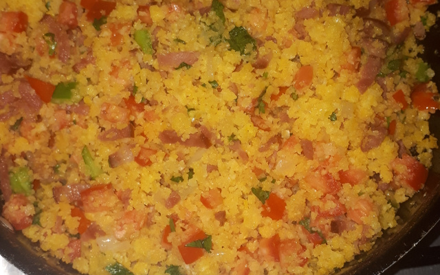 Farofa de cuscuz com linguiça