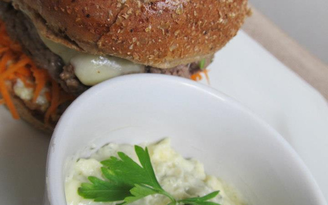 Hambúrguer caseiro com pão integral