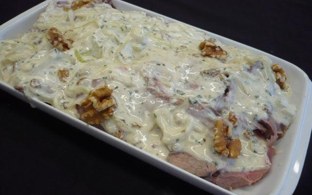 Carne assada com molho de nozes e manjericão