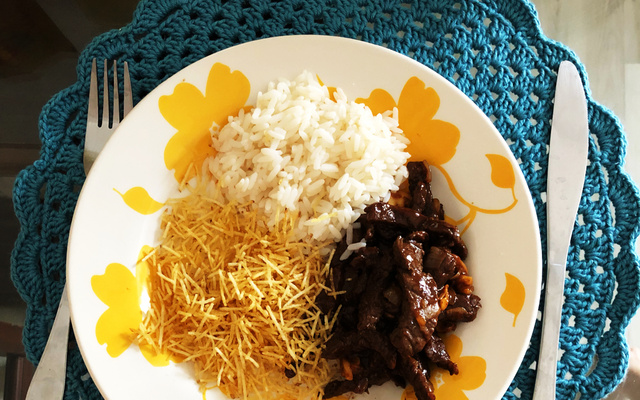 Tiras de alcatra com molho barbecue