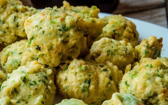 Porções de bolinho de arroz verde com brócolis e temperos
