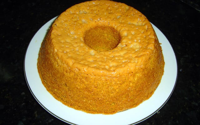 Bolo de cenoura e cobertura de leite condensado cozido com coco