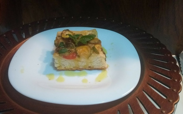 Focaccia de abobrinha, parmesão e tomate cereja
