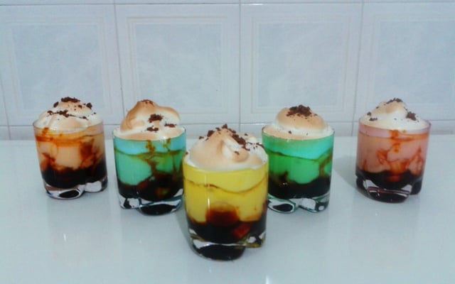 Chico balanceado com banana