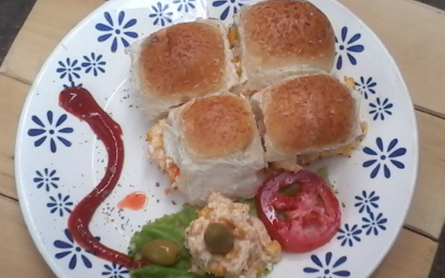 Lanche rápido com ovos mexidos cremoso