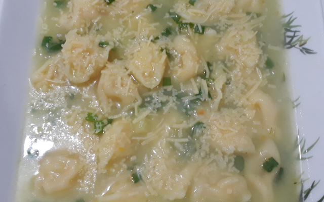 Sopa de capeletti cremosa (sem carne)