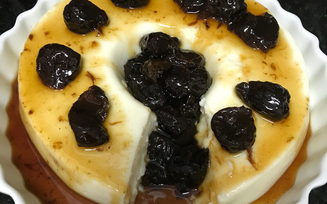 Manjar branco com calda de ameixas