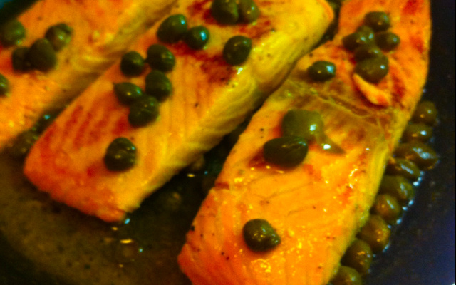Salmão ao molho de alcaparas