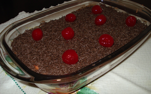 Pavê de brigadeiro com cerejas