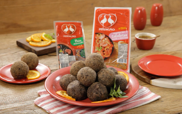 Bolinho de feijoada com linguiça paio defumada