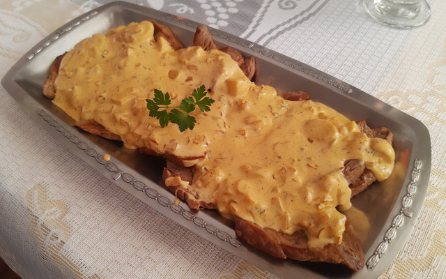 Filé Mignon com Alho, Champignon e Gorgonzola