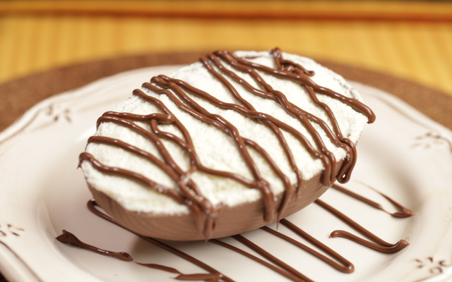 Ovo de colher com leite em pó e creme de avelã