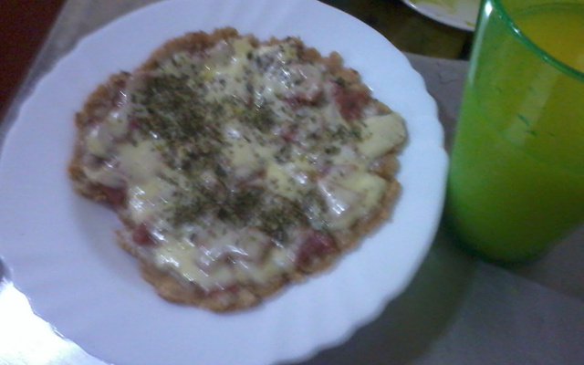 Pizza de pão velho na frigideira