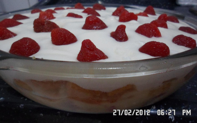 Pavê de morango ou pessêgo