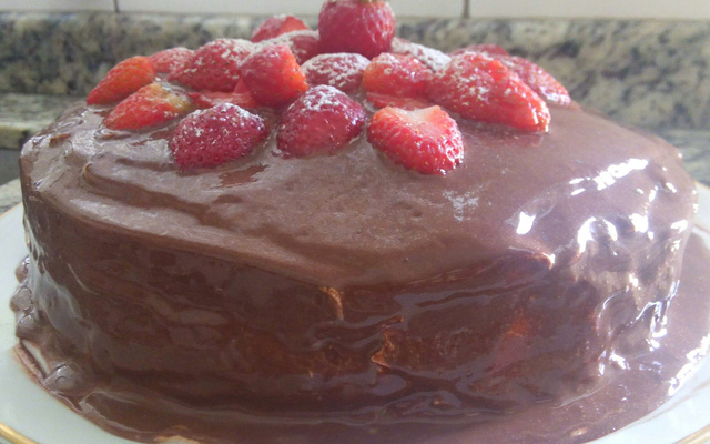Bolo sensação chocolate e morango