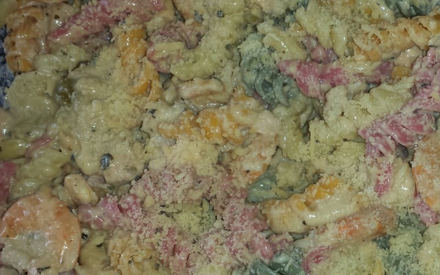 Macarrão com salmão e camarão