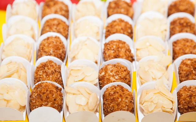 Coxinha de brigadeiro branco com recheio de morango