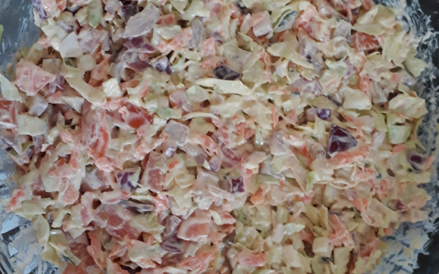 Salada cremosa de repolho