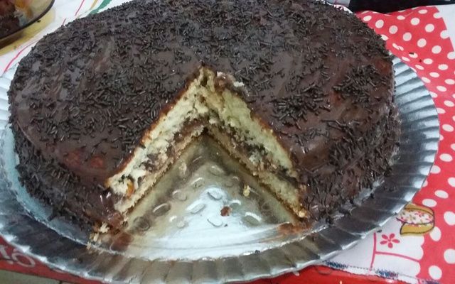 Bolo de baunilha com recheio de chocolate