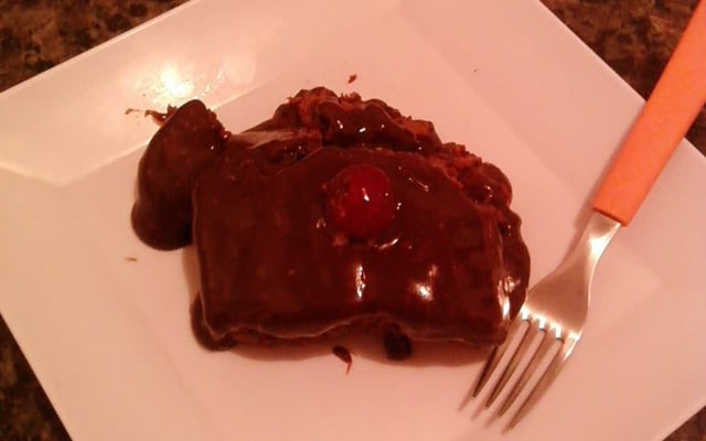 Bolo de chocolate e cereja gelado