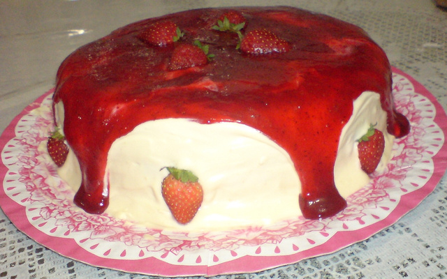 Bolo de morango e pêssegos