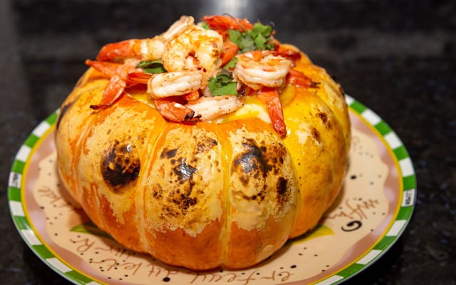 Camarão na moranga com recheio cremoso e frutos do mar