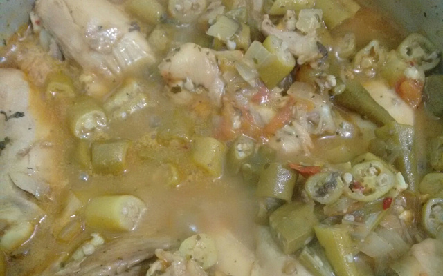 Ensopado de frango com quiabo