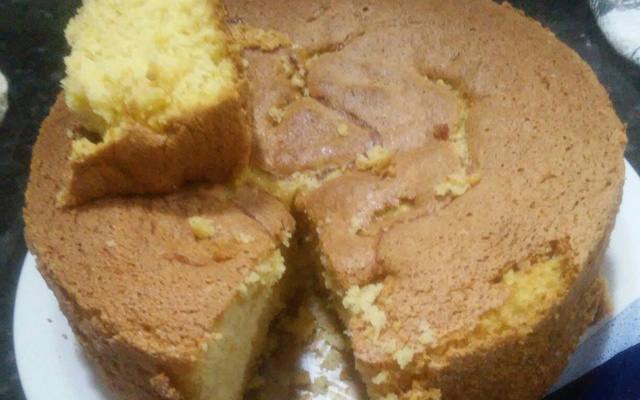 Bolo de fubá casadinho de queijo com goiabada