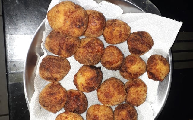 Bolinha de queijo e frango
