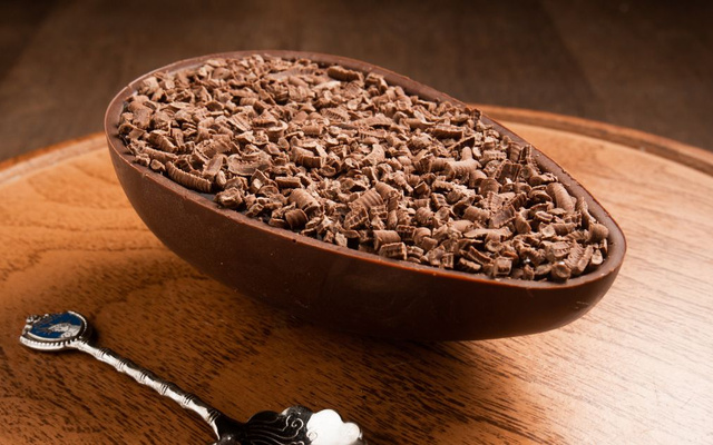 Ovo pavê de colher com raspas de chocolate por cima