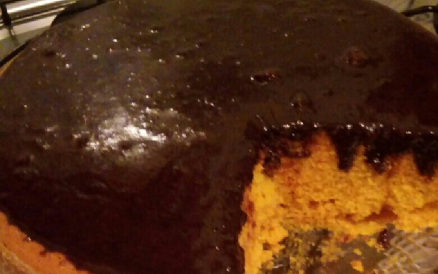 Bolo de cenoura com calda de chocolate