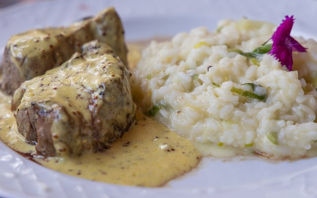 Filé mignon ao molho de mostarda com risoto de alho-poró