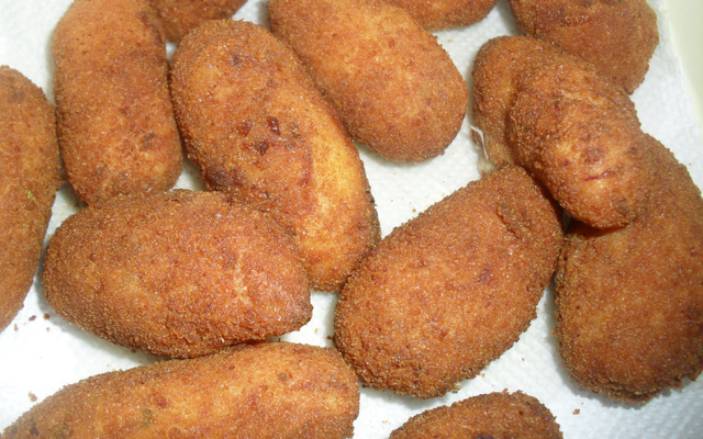 Bolinho de batata com carne seca (ou frango) e queijo