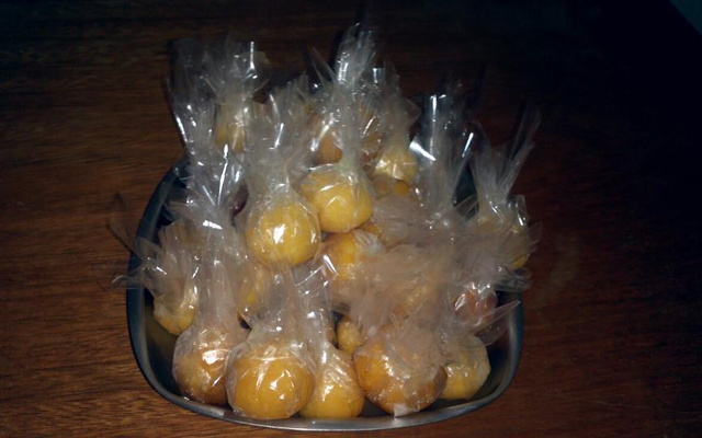 Bala de coco caramelizada (bala baiana ou bala de ovo)