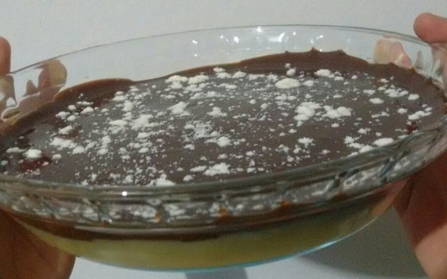 Brigadeiro de ninho na travessa com ganache