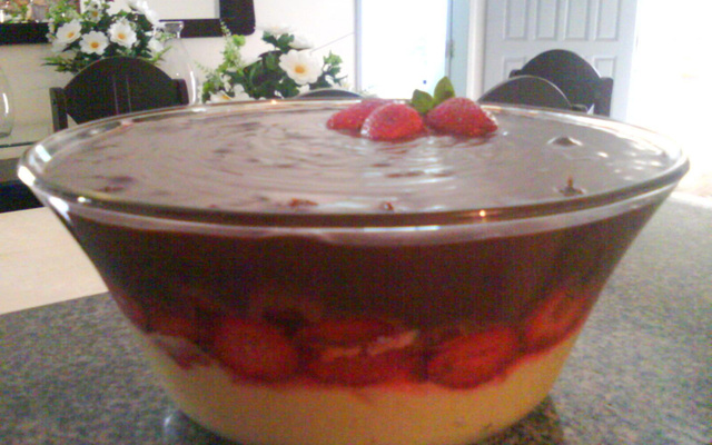 Pavê de chocolate meio-amargo com morangos