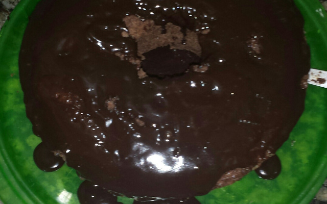 Bolo de chocolate de microondas com calda de falso brigadeiro