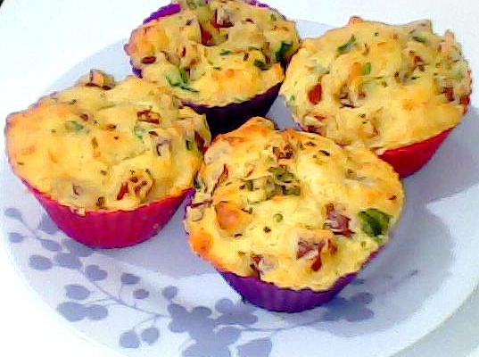 Muffins de lingüiça, queijo e azeitonas pretas