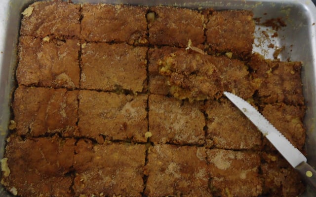 Bolo de maçã com granola