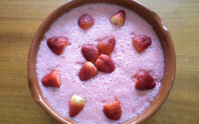 Pudim de Maria Mole com pedacinhos de morango