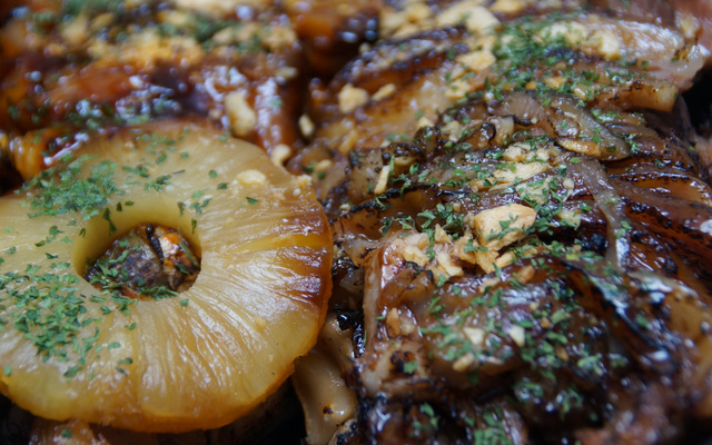 Pernil assado com abacaxi