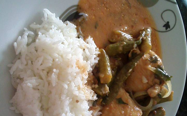 Frango com quiabo no molho