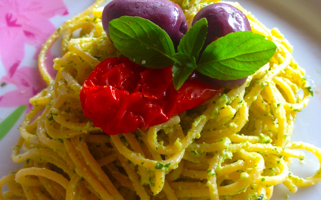 Macarrão ao molho pesto