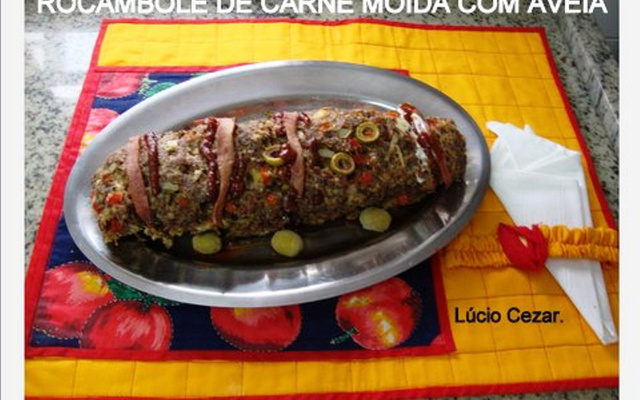 Rocambole de carne moída com aveia