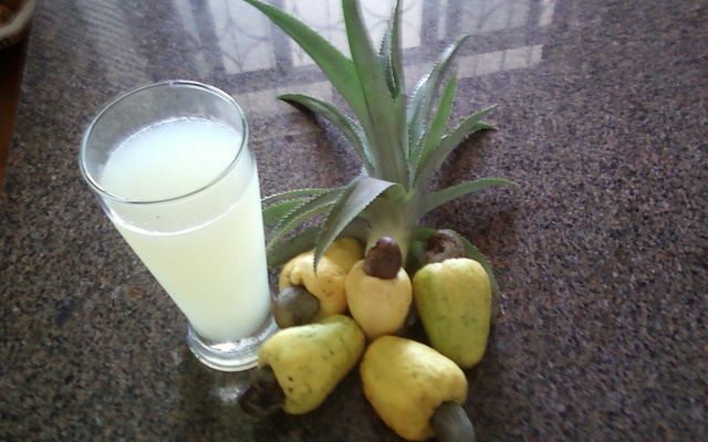 Abacaju (suco de abacaxi e caju)