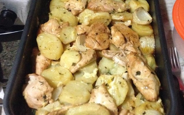 Frango com batatas no forno simples