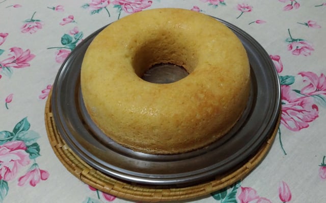 Bolo caramelizado de aipim com coco