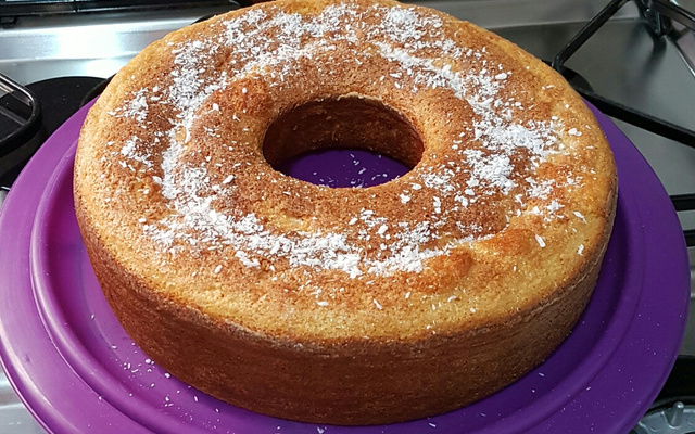 Bolo de fubá cremoso com coco